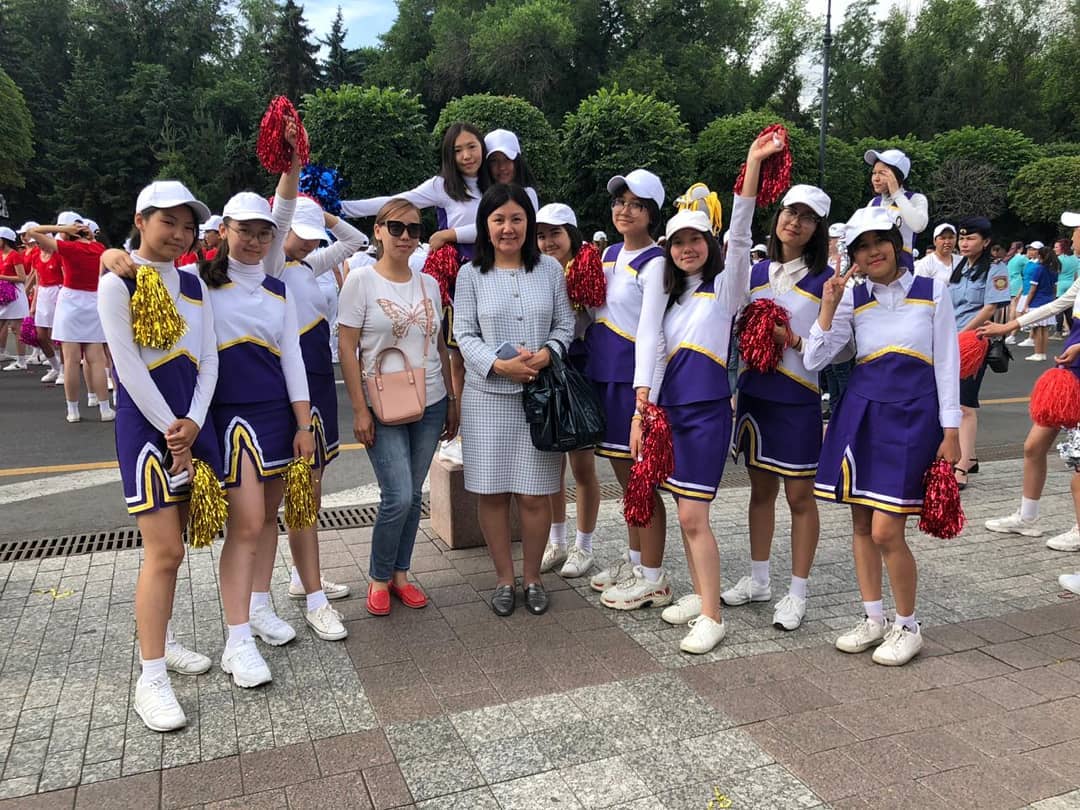 Алматы қаласы бойынша 5000 оқушыдан құрылған парадтан #Лицей_арулары