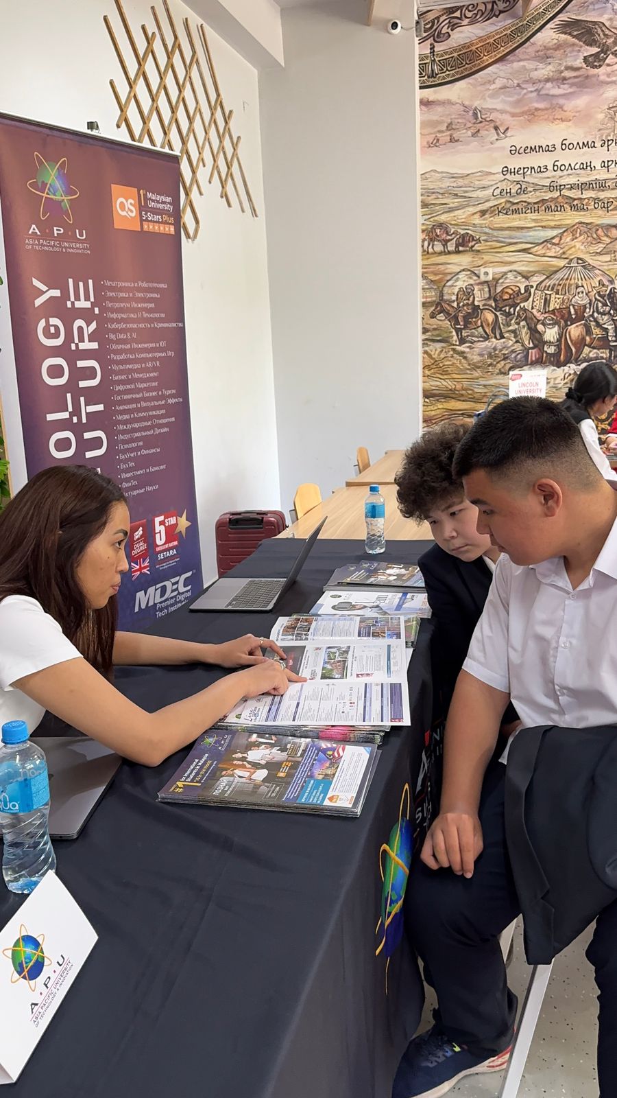 Мектебімізге Малайзия мемлекетінің университеттерінің заңды өкілдері келіп, білім алушыларға ашық есік күнін өткізді. Бұл іс-шараның мақсаты – студенттерді Малайзиядағы жоғары оқу орындарымен таныстыру, оқу мүмкіндіктері туралы ақпарат беру және шете