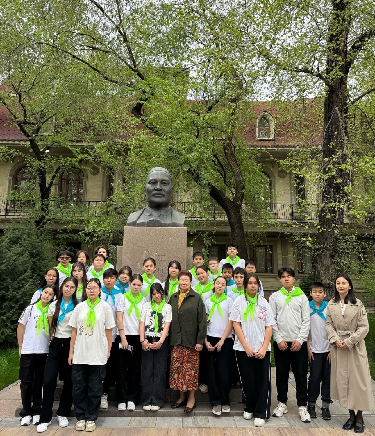 18 сәуір – Халықаралық ескерткіштер мен тарихи орындарды қорғау күніне орай 24-лицей оқушылары ұлт әдебиетінің көрнекті өкілі, жазушы Сәбит Мұқановтың ескерткіш-бюстіне барып, гүл шоқтарын қойды.