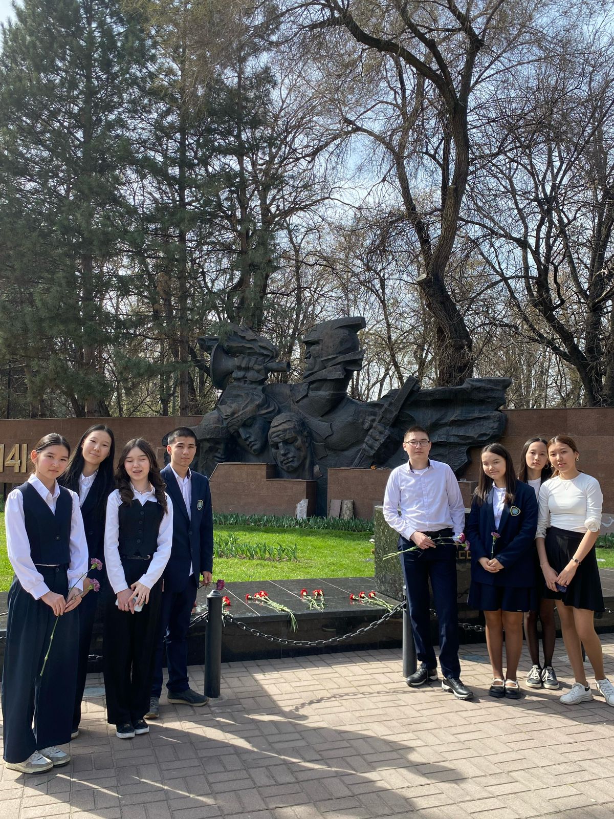 Жеңістің 80 жылдығына орай мектеп оқушылары Панфилов паркінде батырларымызға тағзым етіп, олардың ерліктерін құрметпен еске алды. Оқушылар ескерткішке гүл шоқтарын қойып, Отан үшін жанын қиған қаһарман бабаларымыздың рухына тағзым етті.